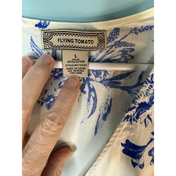 Flying Tomato wrap blouse  blue and white floral print puff sleeves size Large - Picture 3 of 9